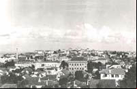 Vista parcial da cidade em 1947. A imagem possibilita visualizar antigos pr
